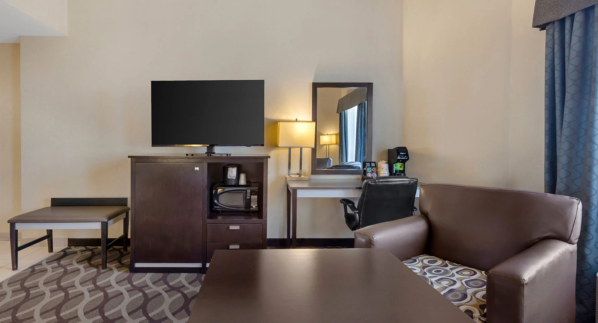King Suite with Jetted Tub 3
